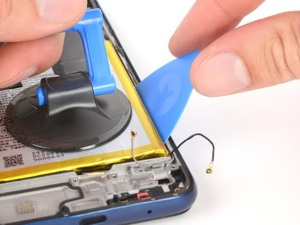 Motorola Moto G Play (2021) Screen Replacement, Pry the battery: crwdns2935265:040crwdnd2935265:02crwdnd2935265:03crwdne2935265:0