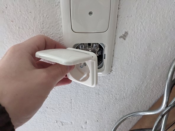 Wall Outlet (Type F) Replacement, Mount the outlet: crwdns2935265:07crwdnd2935265:02crwdnd2935265:03crwdne2935265:0