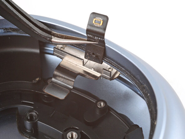 AirPods Max Right Microphone Replacement, Detach the mic cable: step 28, image 2 of 2