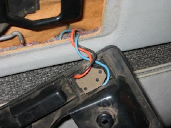 Pontiac Fiero - Remove interior door panel, Remove the black module for door opening: crwdns2935265:03crwdnd2935265:02crwdnd2935265:02crwdne2935265:0