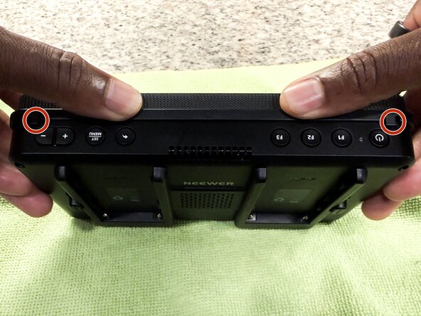 How to Reattach a Loose Sunshade Mount on a NEEWER F700 Field Monitor: stap 7, afbeelding 1 van 2