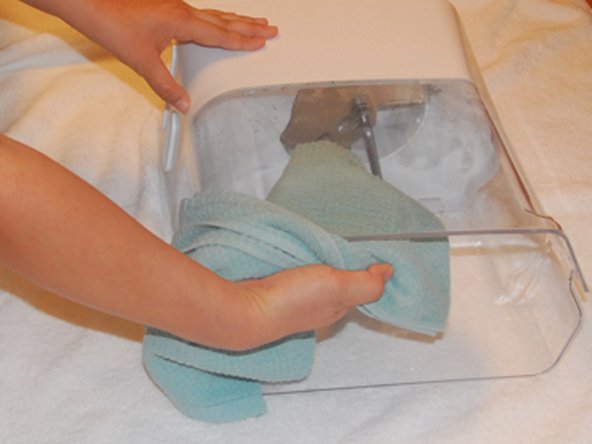 How to Clear the Ice Dispenser in a Whirlpool Refrigerator: crwdns2935265:04crwdnd2935265:02crwdnd2935265:02crwdne2935265:0