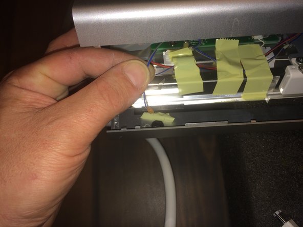 Apple Cinema HD Display 30" Teardown, Extraction d l'électronique du cadre: crwdns2935265:011crwdnd2935265:02crwdnd2935265:03crwdne2935265:0