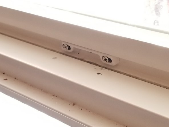 How to Replace a Sash Window Lock: passo 6, immagine 3 di 3