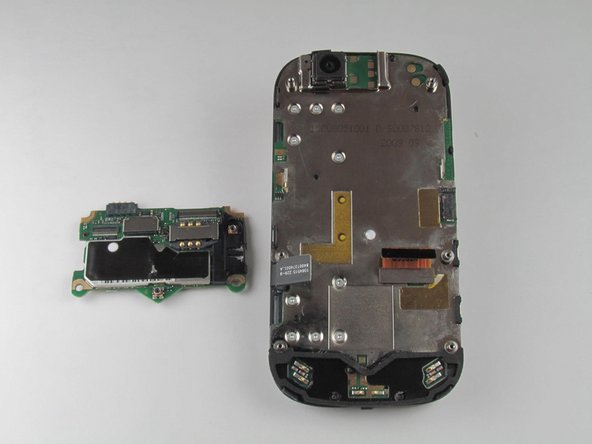Disassembling Motorola Cliq LCD Shield Plate: crwdns2935265:011crwdnd2935265:03crwdnd2935265:03crwdne2935265:0
