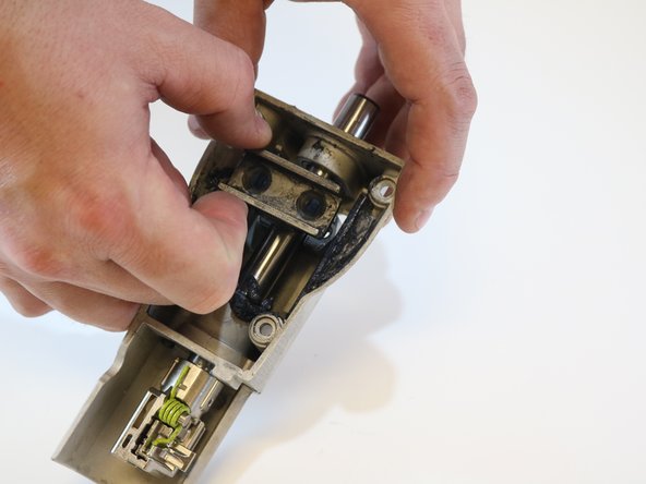 DeWalt DCS380 Blade Shaft Replacement: crwdns2935265:06crwdnd2935265:02crwdnd2935265:02crwdne2935265:0