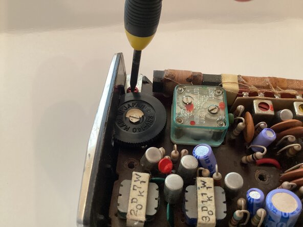 Panasonic R-1159 AM radio Teardown: crwdns2935265:04crwdnd2935265:03crwdnd2935265:03crwdne2935265:0