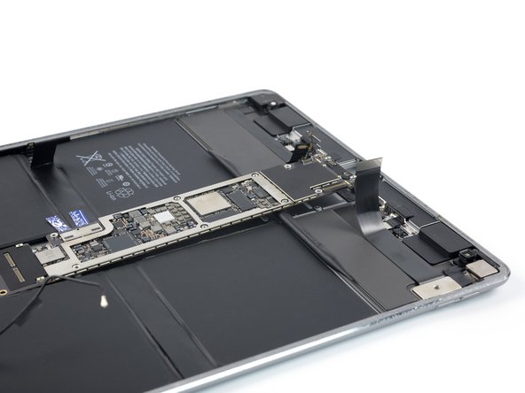 iPad Pro 12.9" 2nd Gen Battery Replacement, Relocate the spudger: crwdns2935265:065crwdnd2935265:03crwdnd2935265:03crwdne2935265:0