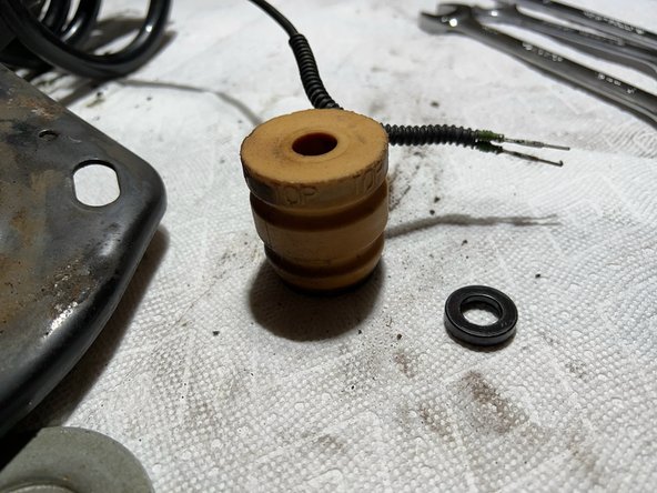 Chevrolet SS Sedan Rear Shock Absorber Replacement, Strut Disassembly Pt. 2: crwdns2935265:024crwdnd2935265:02crwdnd2935265:02crwdne2935265:0