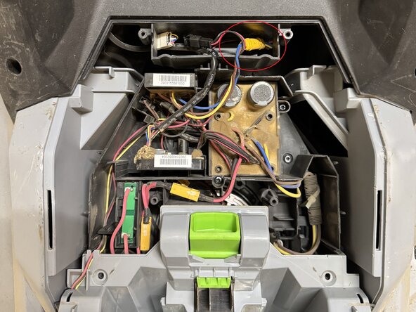 EGO LM2130SP Self-Propelled Unit Replacement, Disconnect the Self-Propelled Power Connector: crwdns2935265:03crwdnd2935265:01crwdnd2935265:02crwdne2935265:0
