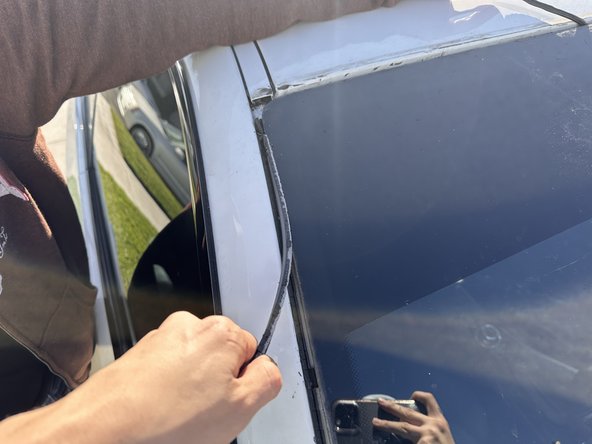 2010 BMW 335i Coupe Windshield Seal Replacement: crwdns2935265:03crwdnd2935265:03crwdnd2935265:03crwdne2935265:0