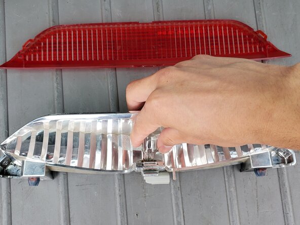 2006 Toyota Matrix Center Brake Light Bulb Replacement: crwdns2935265:04crwdnd2935265:03crwdnd2935265:03crwdne2935265:0