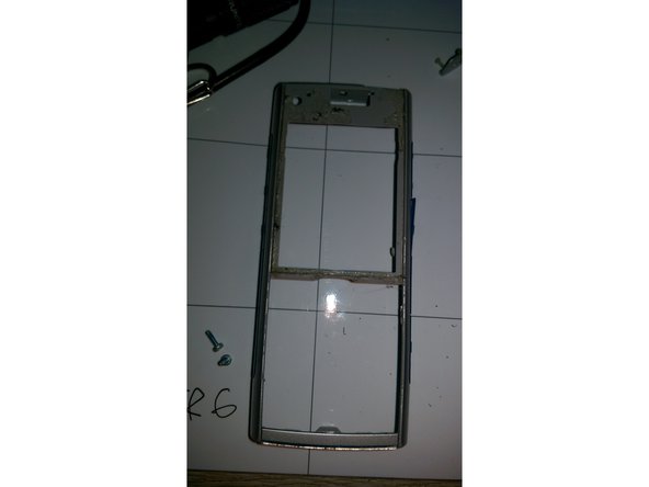 Disassembling Nokia X2-00, Removing the midframe: passo 5, immagine 2 di 3