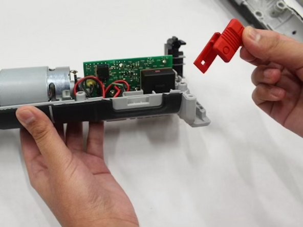 Porter-Cable PCC710B Switch Actuator Replacement, Switch Actuator: crwdns2935265:07crwdnd2935265:03crwdnd2935265:03crwdne2935265:0