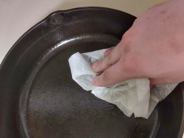 How to Restore and Season a Cast Iron Pan: passo 5, immagine 2 di 3