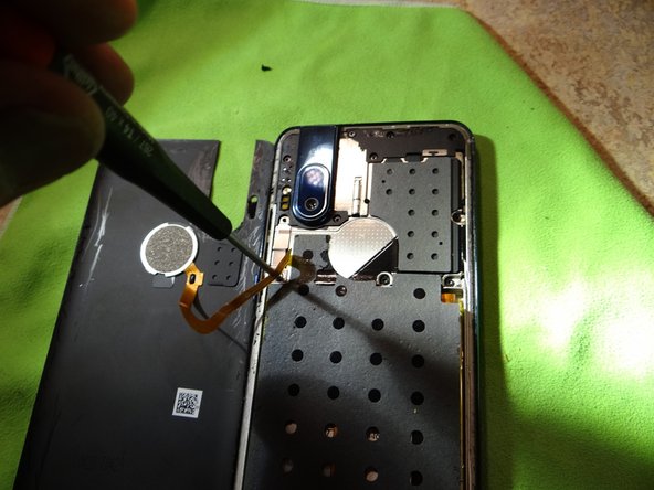 Motorola Hyper Android Phone Charging port Replacement, Remove finger print reader cable: stap 0, afbeelding 2 van 3