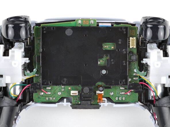 DualSense Controller V5 Buttons Replacement, Remove the battery bracket: crwdns2935265:019crwdnd2935265:02crwdnd2935265:02crwdne2935265:0