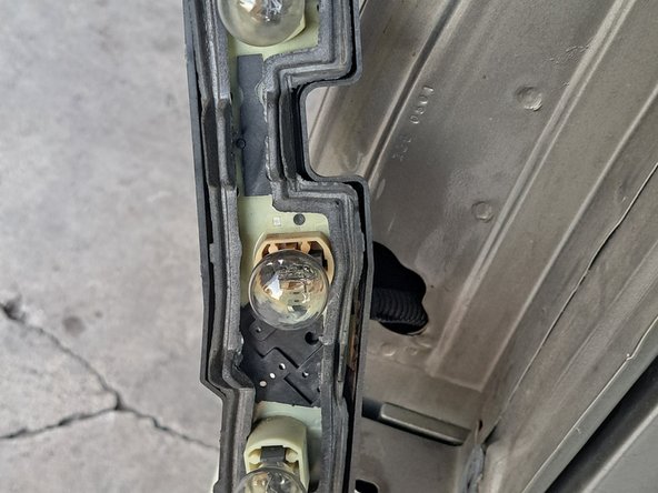 1999 GMC Suburban Brake Light Replacement: crwdns2935265:04crwdnd2935265:02crwdnd2935265:02crwdne2935265:0