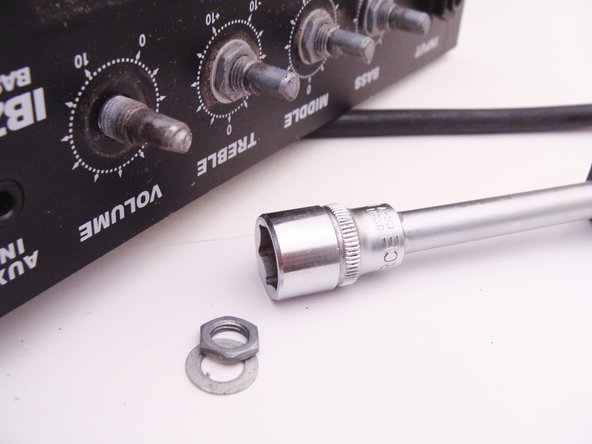 How to Disassemble a Small Guitar Amplifier, Removing volume and tone control knobs: crwdns2935265:04crwdnd2935265:03crwdnd2935265:03crwdne2935265:0