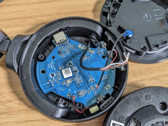 JBL Tune 510BT Ear cup holder replacement, Re-seat the ear cup holder onto the earcup and re-solder the cable: crwdns2935265:00crwdnd2935265:01crwdnd2935265:02crwdne2935265:0
