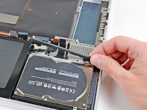 MacBook Pro 17" Unibody Upper Case Replacement, Express Card Cage: crwdns2935265:024crwdnd2935265:02crwdnd2935265:02crwdne2935265:0