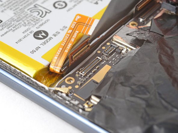 Motorola Edge (2022) Screen Replacement, Disconnect the screen cable: crwdns2935265:043crwdnd2935265:02crwdnd2935265:02crwdne2935265:0