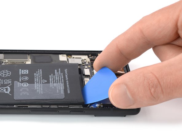 Google Pixel 6 Battery Replacement, Insert an opening pick: crwdns2935265:024crwdnd2935265:03crwdnd2935265:03crwdne2935265:0