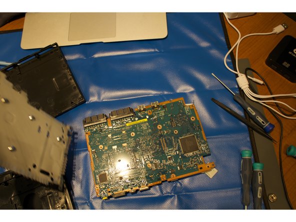 PlayStation 2 Slimline Teardown: crwdns2935265:010crwdnd2935265:02crwdnd2935265:02crwdne2935265:0