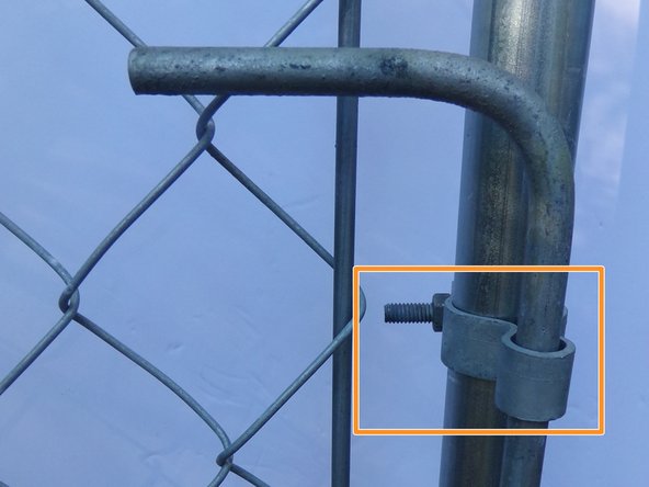 How to Replace a Chain Link Fence Gate: 手順 14、 3の画像 2