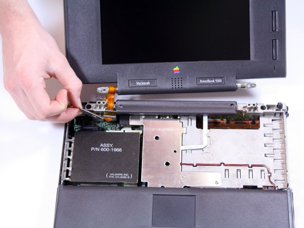 Apple Powerbook 5300 Display Replacement: passo 6, immagine 2 di 2
