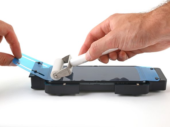 Motorola Razr+ Screen Protector Replacement, Apply the screen protector: 14 단계, 이미지 3개 중 3개