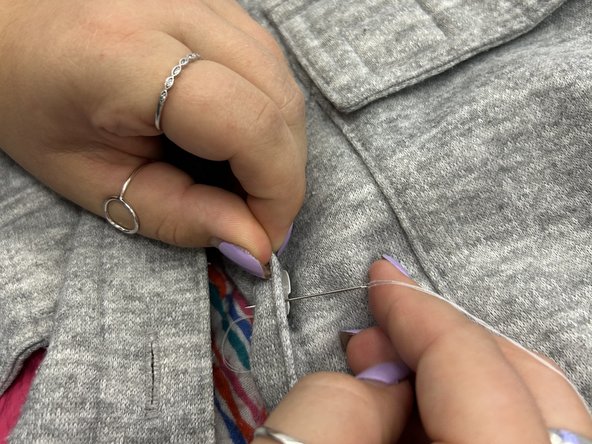 Two-Hole Button Replacement: crwdns2935265:010crwdnd2935265:02crwdnd2935265:02crwdne2935265:0