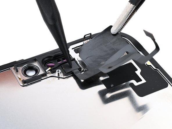 iPhone 16 Screen Replacement, Place the ambient light sensor: crwdns2935265:026crwdnd2935265:02crwdnd2935265:03crwdne2935265:0