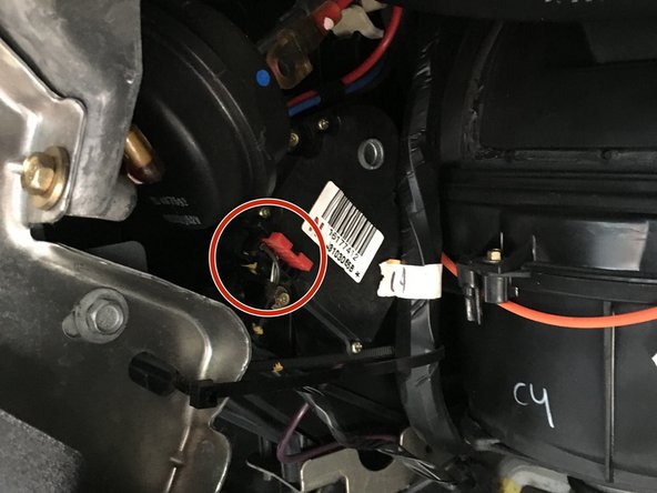 2000-2007 Chevrolet Monte Carlo Passenger Side Blend Door Actuator Replacement, Actuator Electrical Connection: crwdns2935265:00crwdnd2935265:01crwdnd2935265:02crwdne2935265:0