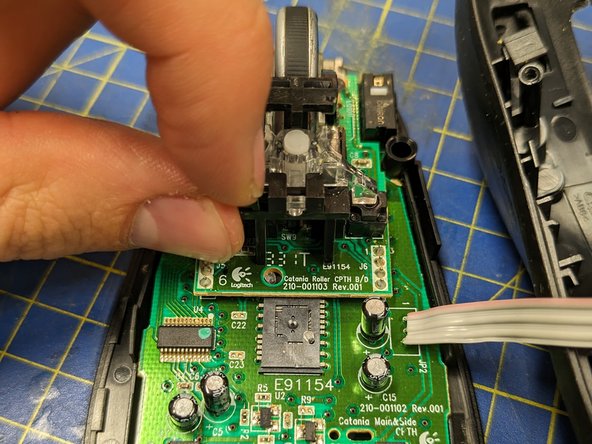 Logitech M500 Mouse Switch Replacement, Remove the scroll wheel: crwdns2935265:05crwdnd2935265:02crwdnd2935265:03crwdne2935265:0