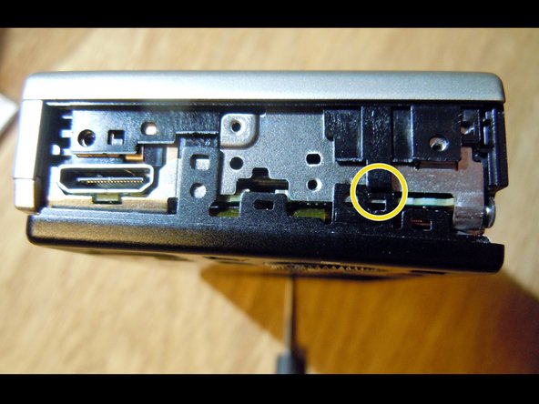 Nikon Coolpix S8000 LCD Display Replacement, Removal of rear metal frame: crwdns2935265:06crwdnd2935265:02crwdnd2935265:03crwdne2935265:0