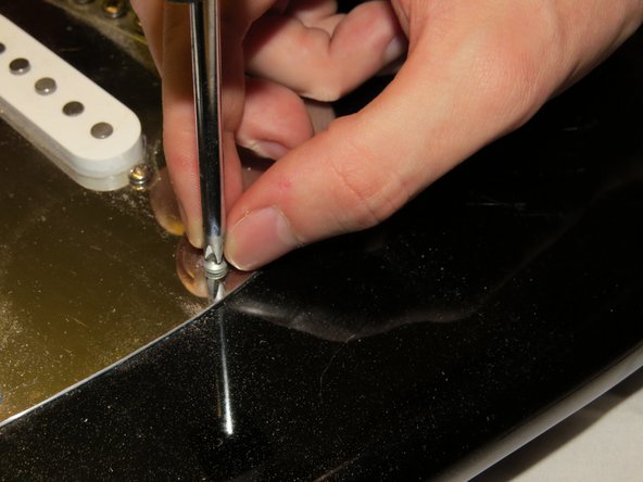 Fender Starcaster Pickguard Removal: crwdns2935265:06crwdnd2935265:02crwdnd2935265:02crwdne2935265:0