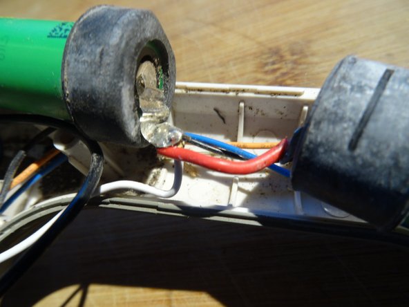 Replacing Philips FC 6148 handheld vacuum cleaner batteries: crwdns2935265:06crwdnd2935265:02crwdnd2935265:02crwdne2935265:0