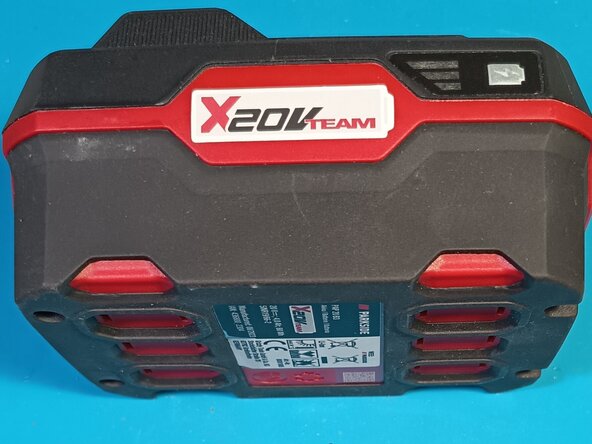 Parkside X20V 4Ah repair of broken battery contact and blown fuse, open the case: passo 1, immagine 1 di 2