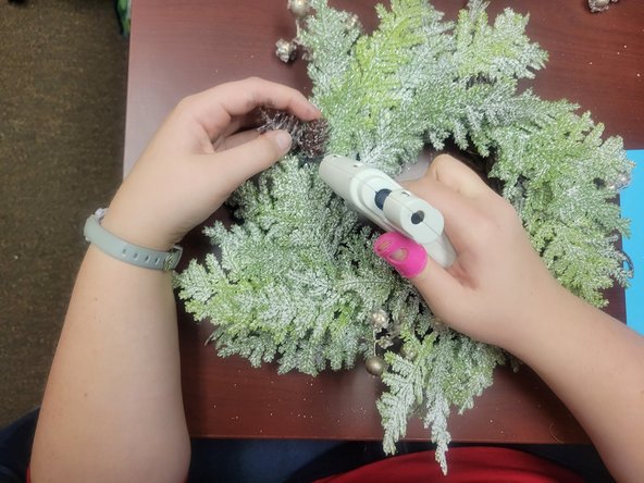 How To Fix a Broken Wreath: 3 단계, 이미지 3개 중 3개