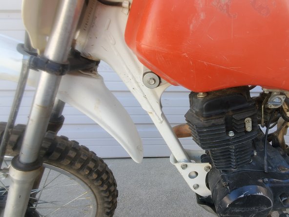 1980 -1990 Honda XR80R Carburetor Disassembly: étape 6, image 1 de 3