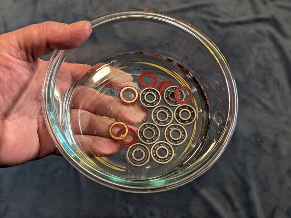 How to Clean and Lubricate Skateboard Bearings: 4 단계, 이미지 3개 중 2개