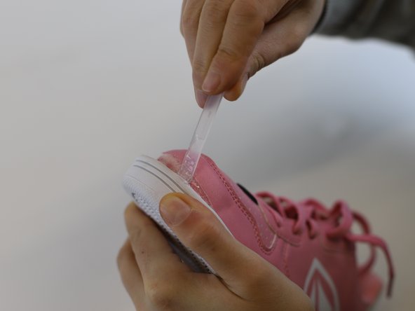 How to Repair an Upper Delamination, Coat upper and sole with glue: crwdns2935265:04crwdnd2935265:03crwdnd2935265:03crwdne2935265:0