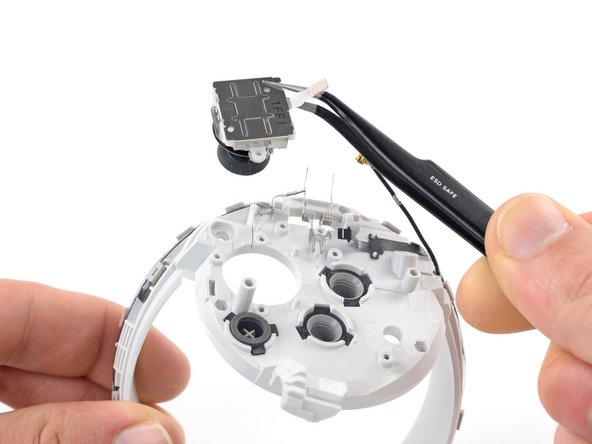 Meta Quest 2 Controller Joystick Replacement, Remove the joystick: crwdns2935265:034crwdnd2935265:02crwdnd2935265:02crwdne2935265:0