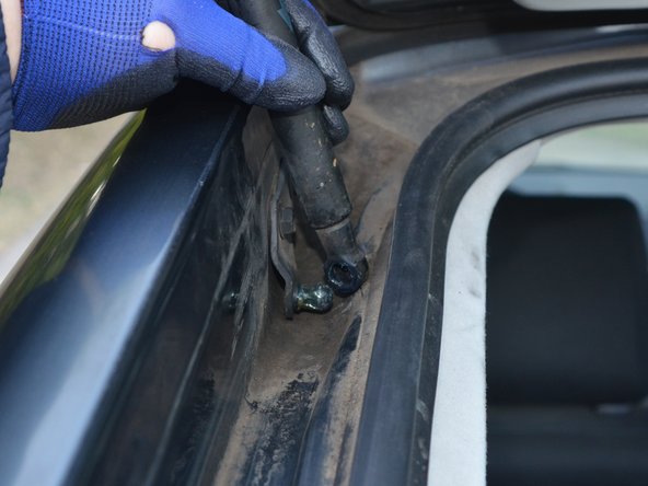 2005-2010 Scion tC Liftgate Support Strut Replacement: passo 3, imagem 2 %32