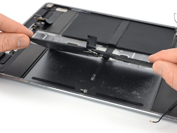 iPad Pro 12.9" 2nd Gen Battery Replacement, Lift the left half of the battery: crwdns2935265:073crwdnd2935265:02crwdnd2935265:03crwdne2935265:0