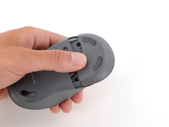 Logitech Signature M650 Battery Replacement, Remove the battery cover: crwdns2935265:02crwdnd2935265:02crwdnd2935265:03crwdne2935265:0