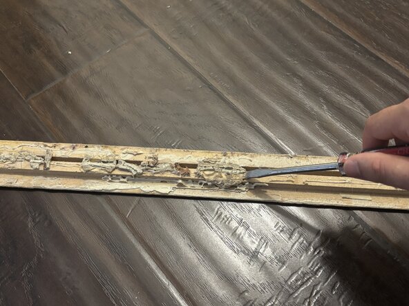 How to Fix a Loose Wooden Door Threshold: 手順 2、 3の画像 2