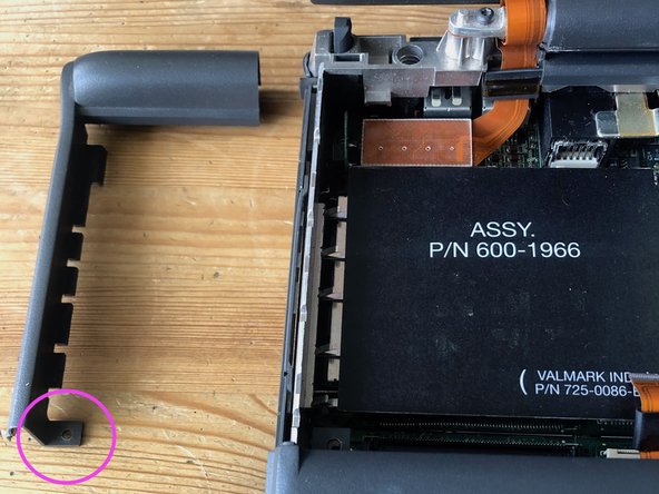 PowerBook 190cs teardown, removal of monitor end caps: passo 8, immagine 2 di 2