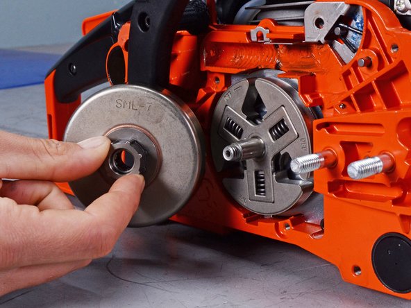 Echo Chain Saw CS4910 2020 Oiler System Replacement, Remove the clutch drum: crwdns2935265:030crwdnd2935265:02crwdnd2935265:02crwdne2935265:0